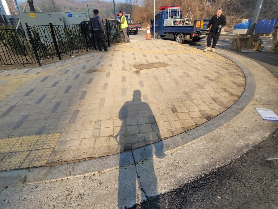 정으로 결을 낸 화강석 블록 표면에 촘촘하게 남은 가공 자국