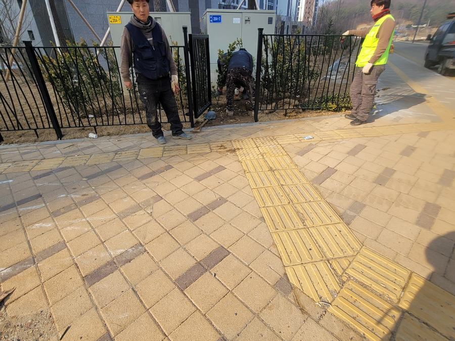 같은 화강석이라도 판마다 미세하게 다른 색조가 드러나는 시공 현장