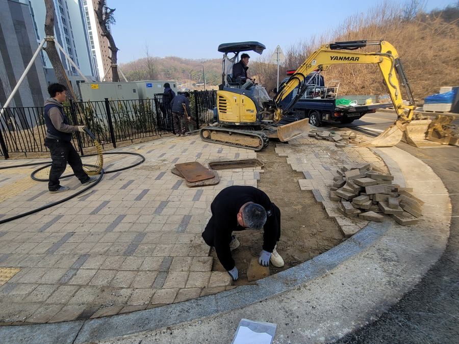 양지바른 구간에 시공되어 자외선 노출이 많은 컬러 블록 보행로