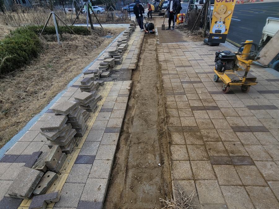 두꺼운 블록 단면을 보여주는 차량 진입로 시공 현장