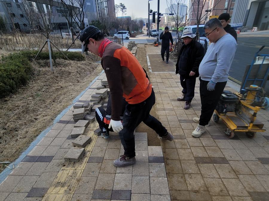 보행 전용 구간에 상대적으로 얇은 블록을 배열하는 모습