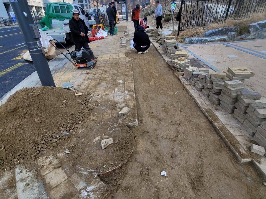 노반을 두껍게 다져 차량 하중을 받치는 기초 작업