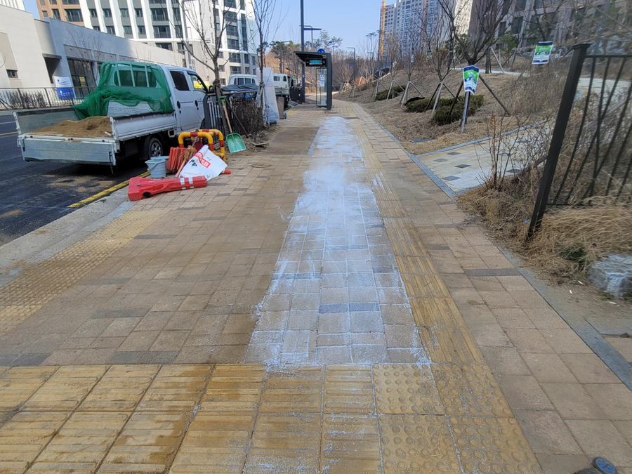 두께가 다른 두 블록을 나란히 놓고 비교하는 현장