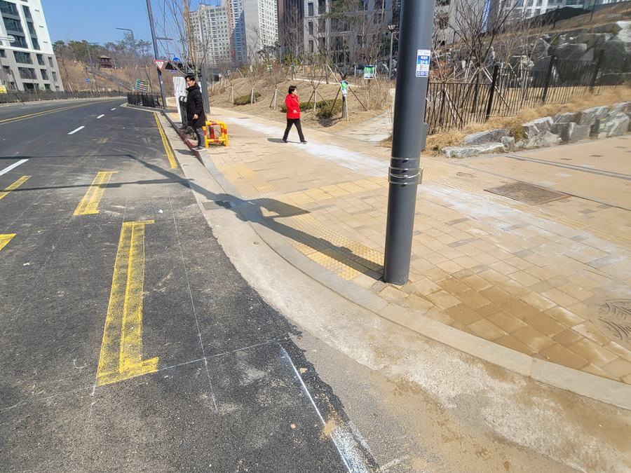 압축강도 등급에 맞춰 선정한 콘크리트블럭을 노반 위에 고르게 배열한 시공 현장