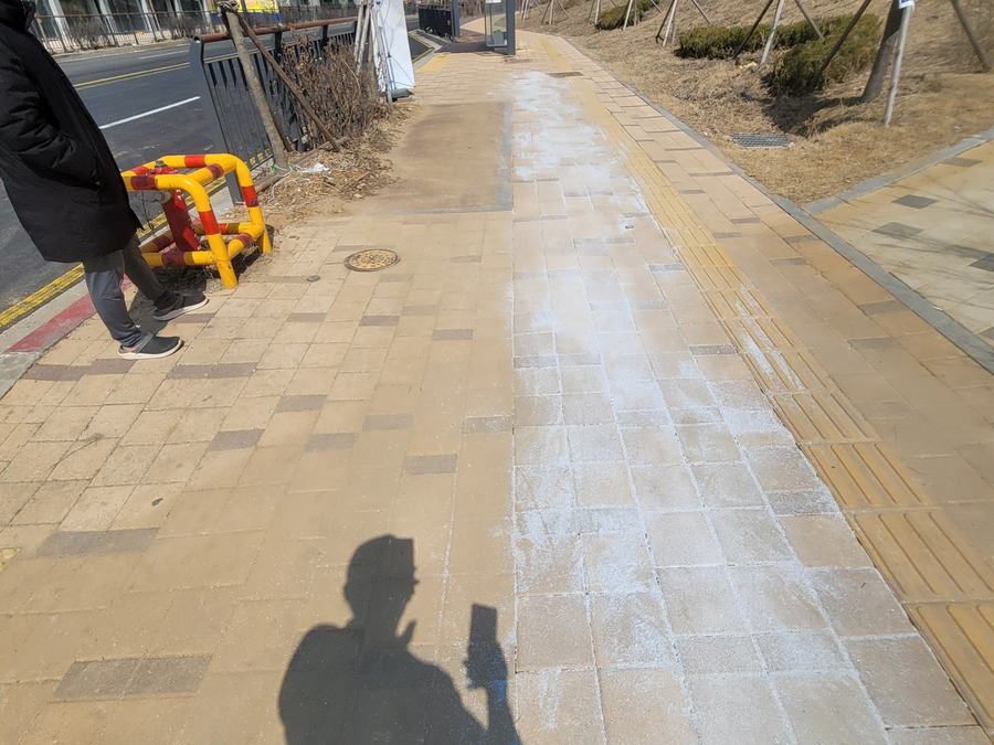 해빙기 전 배수 경사를 조정하며 계절 조건에 맞춰 진행하는 야외보도블럭시공 마감 작업