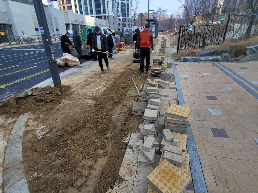 곡선 구간에 맞춰 부채꼴 형태로 배열한 패턴