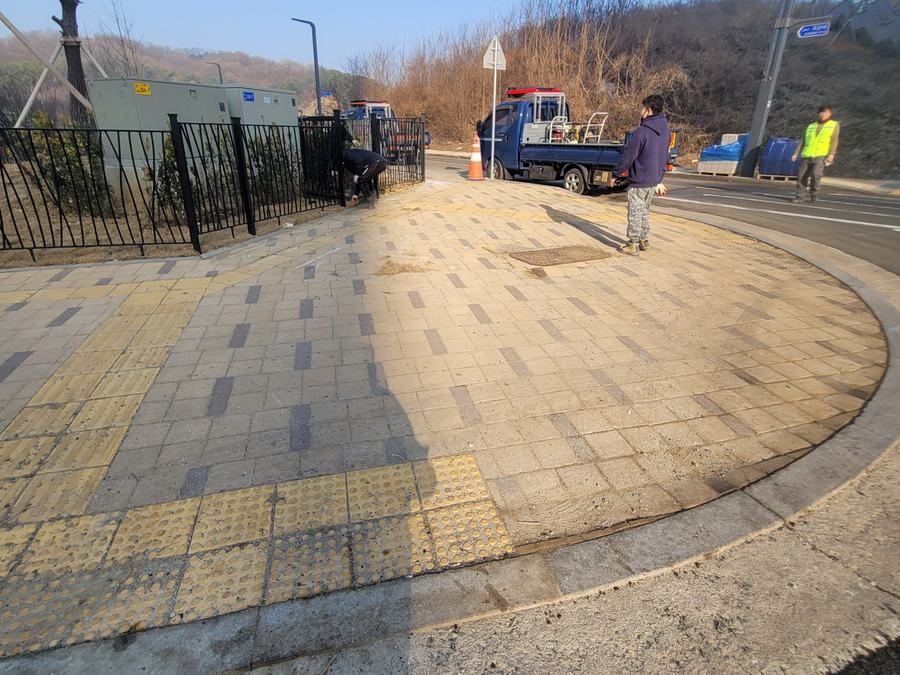 서로 다른 색상 블록을 섞어 무늬를 낸 패턴 구간