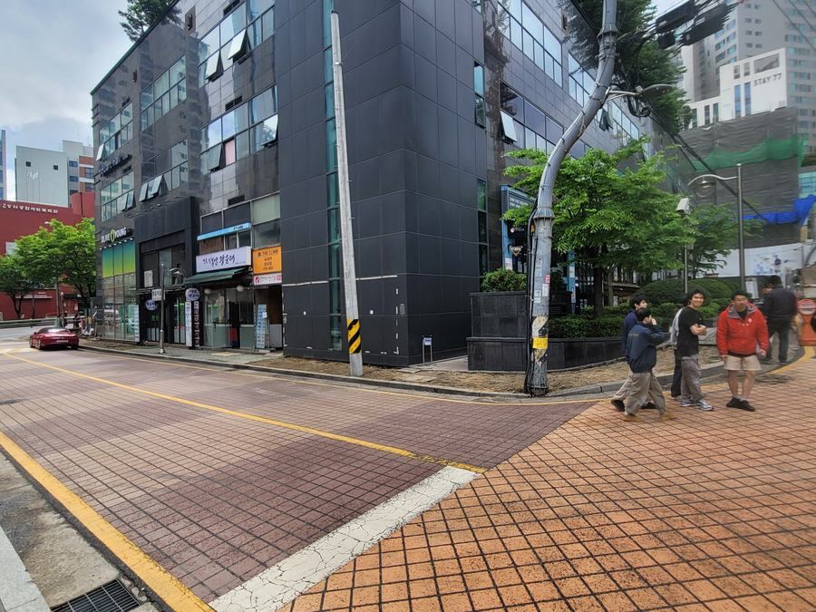 단지 진입로 경계 부분을 정리하는 작업