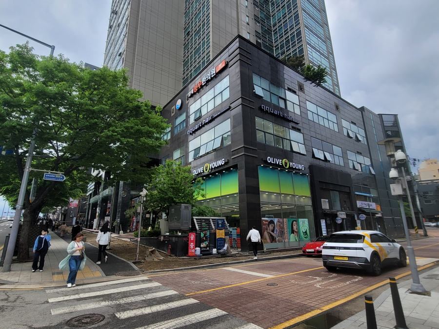 구간을 나눠 자재를 반입하는 모습