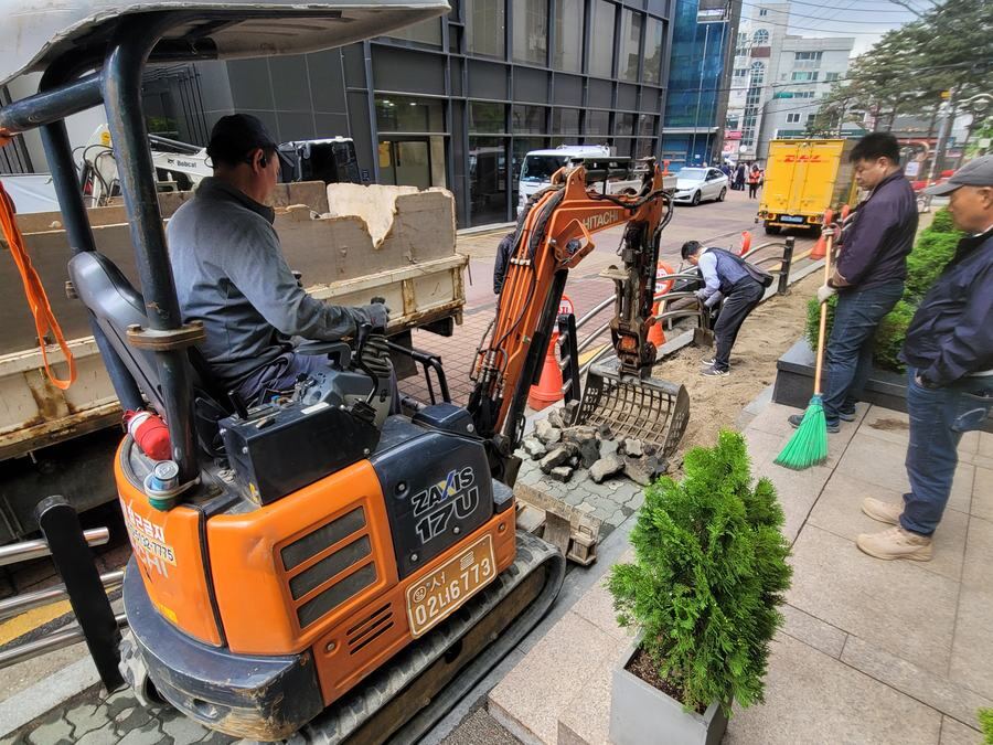 단지 통로에 블록을 포설하는 장면