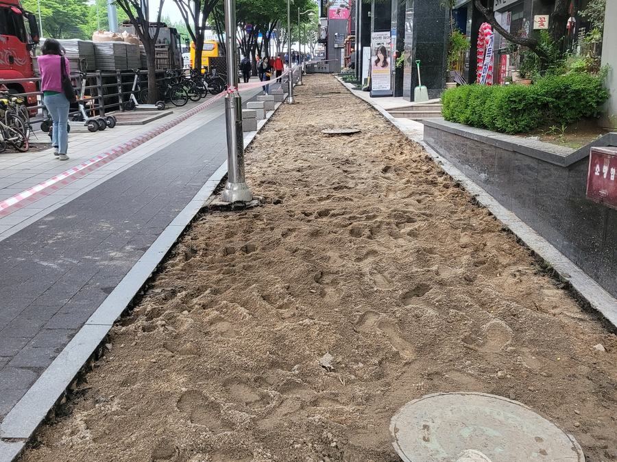 줄자로 구간을 나눠 표시하며 위치를 재는 모습