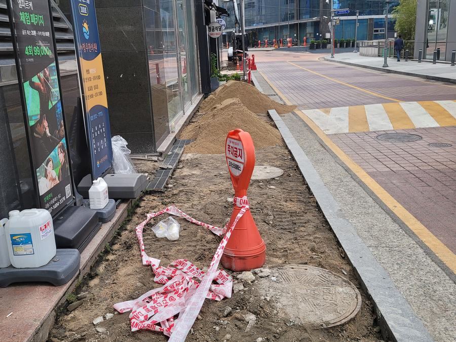 빗자루로 결을 낸 브러시 마감 보도블럭 표면을 가까이서 확대한 모습