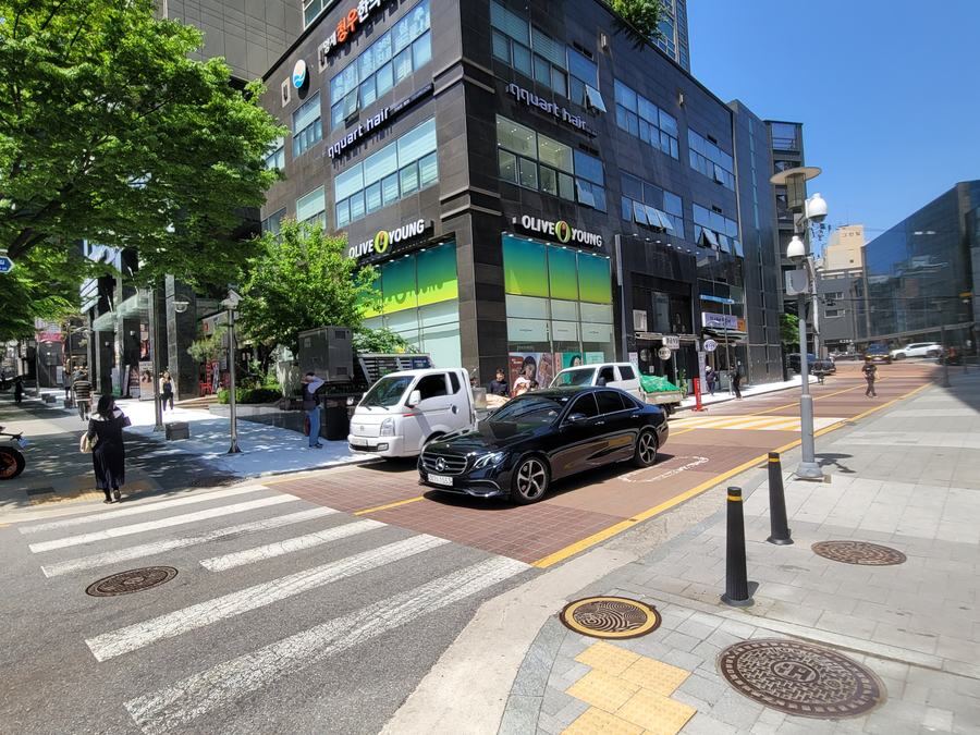 바닥 다짐 상태와 배수 기울기를 시공 전에 점검하는 모습