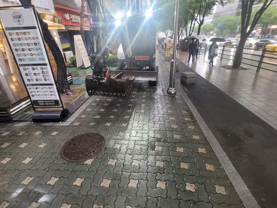 화단 곡선 테두리를 따라 끊김 없이 이어진 블록 배열 구간