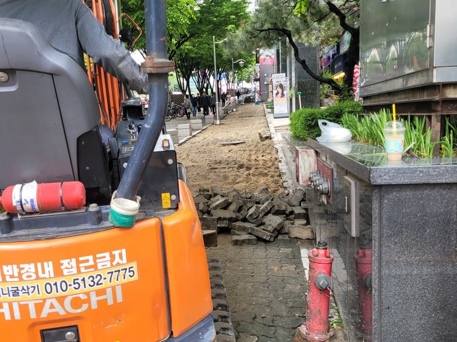 회전 동선 코너에서 다면체 블럭 배열 각도를 조정하는 마감 부위 확대 모습