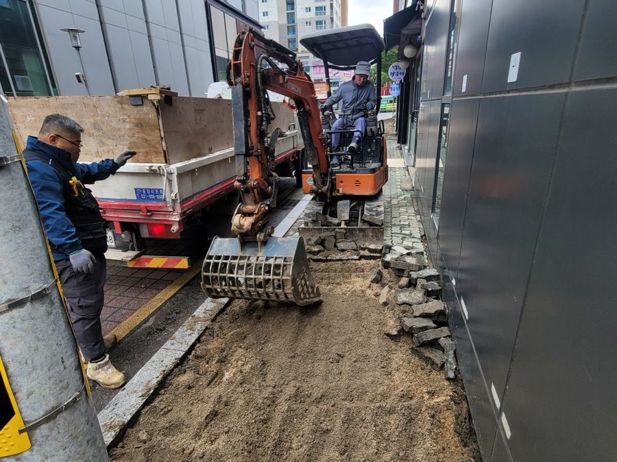 위에서 내려다본 촘촘한 다각형 패턴의 포장 전경